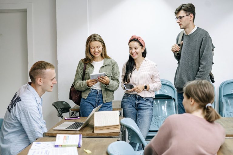 7 Steps to Building an Outstanding Work Anniversary Program