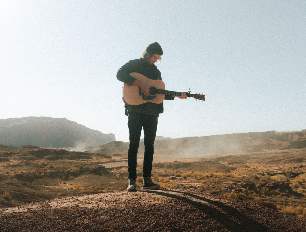 luxury-travel-guide-guitar