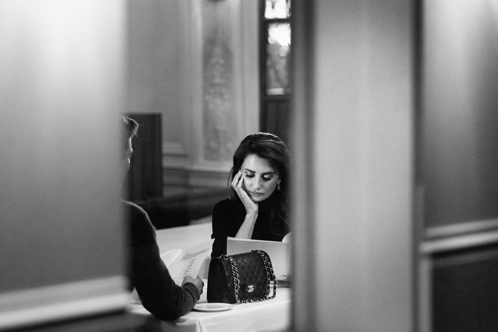 CHANEL-Iconic-handbag-photo-by-INEZ-AND-VINOODH-behind-the-scenes-Penelope-cruz