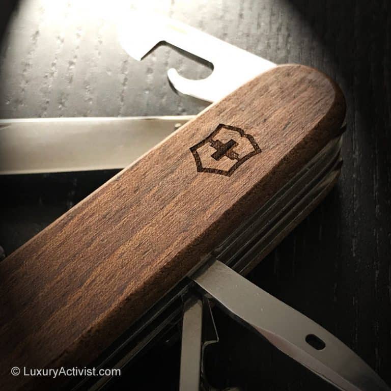 Victorinox-Huntsman-Wood-closeup-scales