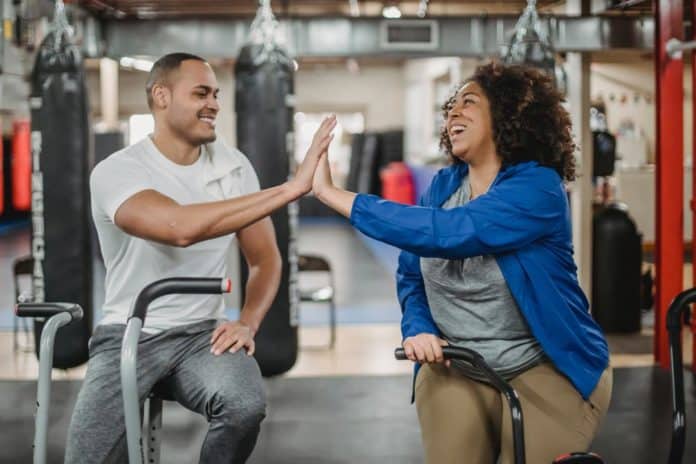 couple-exercise-gym